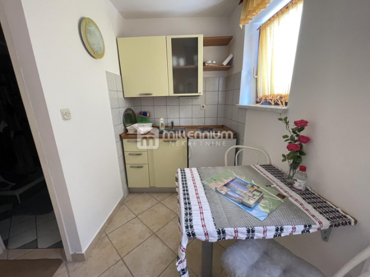 Otok Krk, Centar, tri kuće sa 7 apartmana