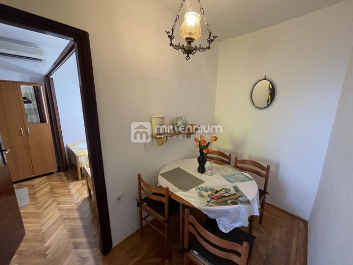 Otok Krk, Centar, tri kuće sa 7 apartmana