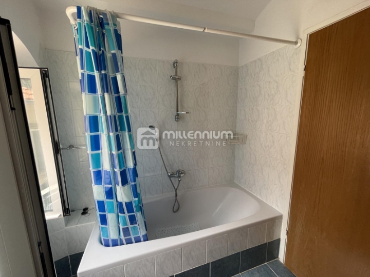 Otok Krk, Centar, tri kuće sa 7 apartmana