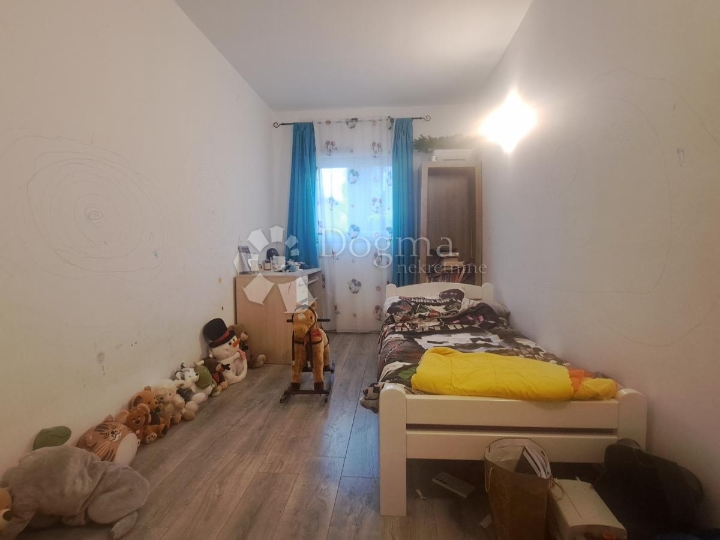 Rijeka, Kukuljanovo, etaža s terasom i vrtom, 3S+DB