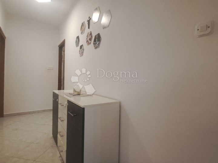 Rijeka, Kukuljanovo, etaža s terasom i vrtom, 3S+DB