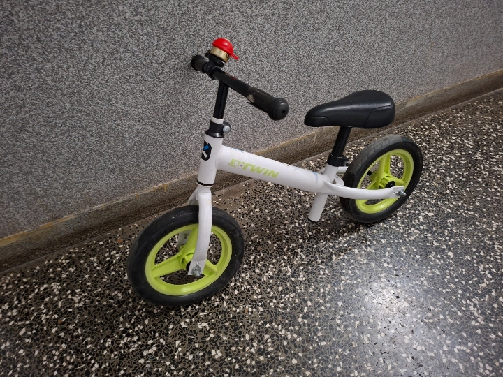 Dječji bicikl i romobil