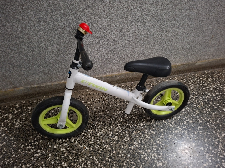 Dječji bicikl i romobil