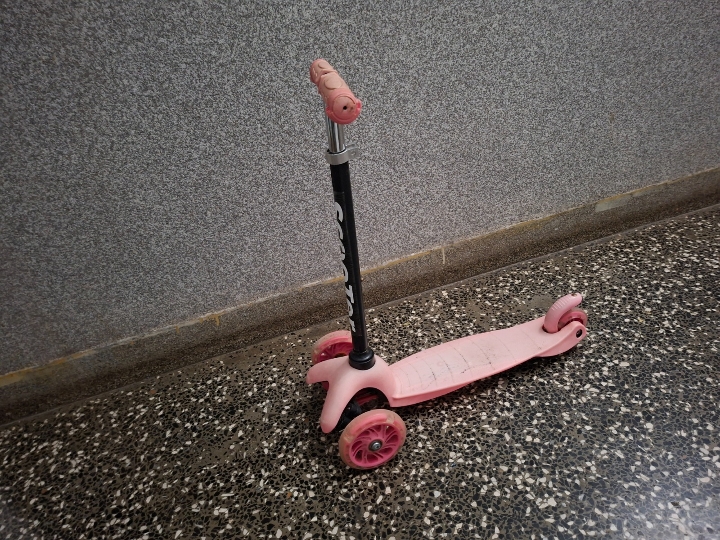 Dječji bicikl i romobil