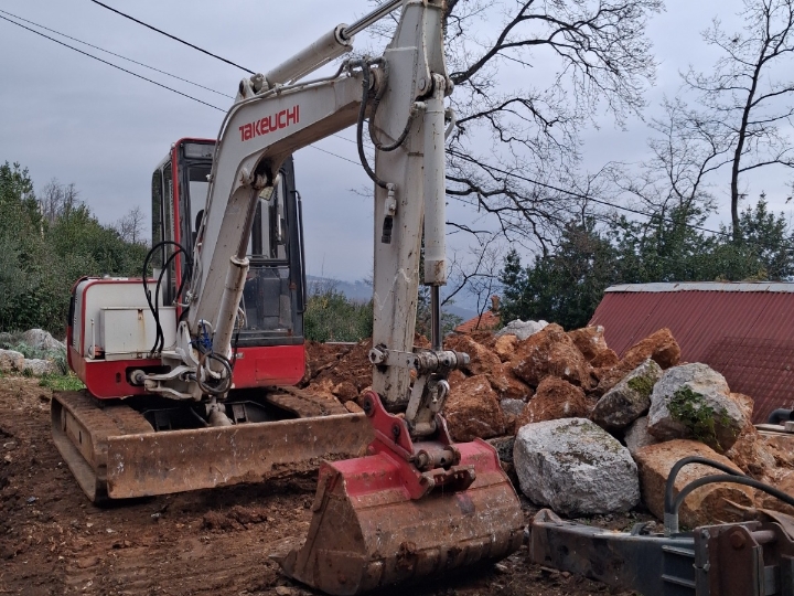 Bager Takeuschi 5 tona, 23.000 €