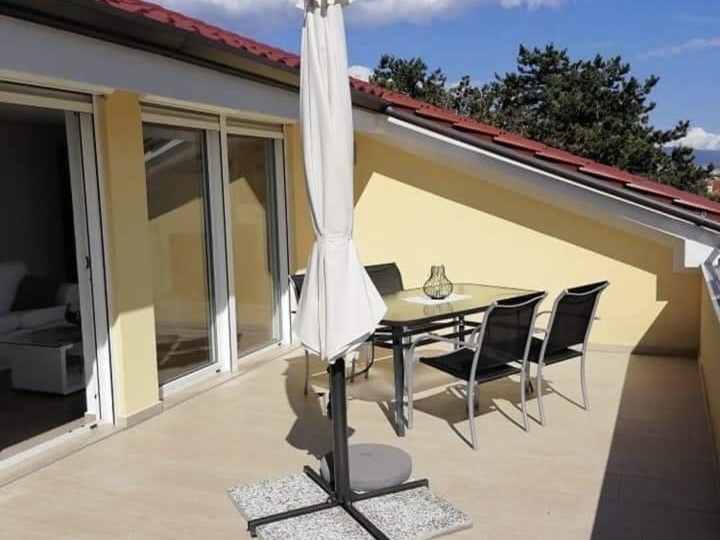 Srdoči, najam 2S+DB, 2. kat s pogledom