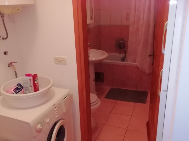 Dvosobni stan za sezonu, Novalja