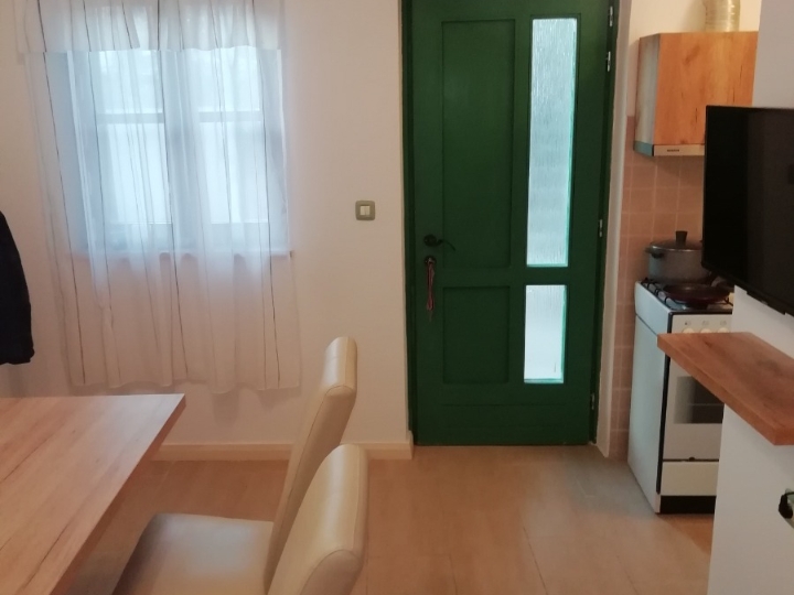 Dvosobni stan za sezonu, Novalja