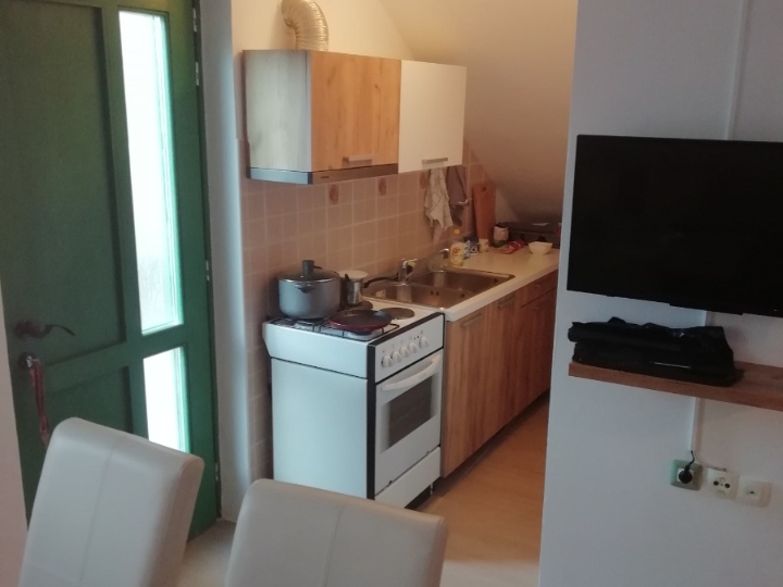 Dvosobni stan za sezonu, Novalja