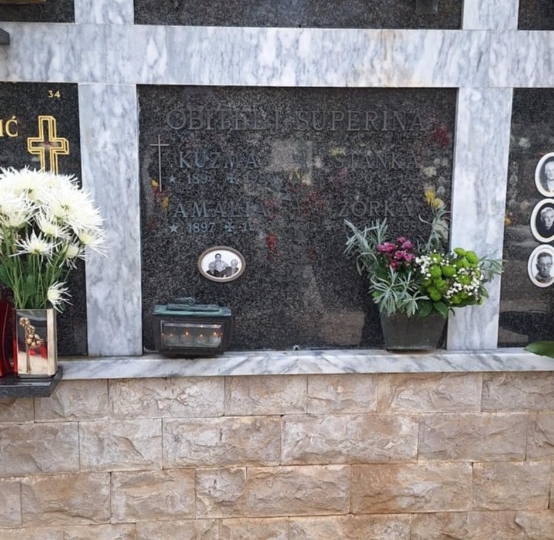 Viškovo, četverostruka grobna niša