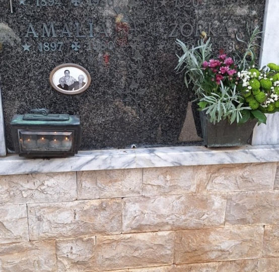 Viškovo, četverostruka grobna niša