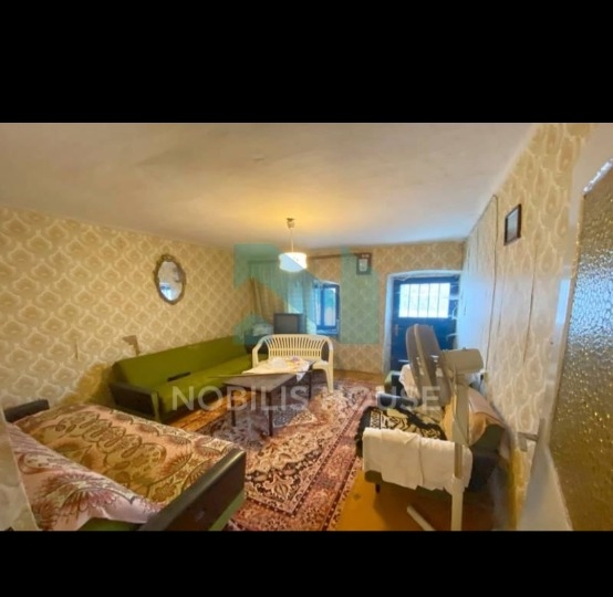 Kuću za adaptaciju prodajem