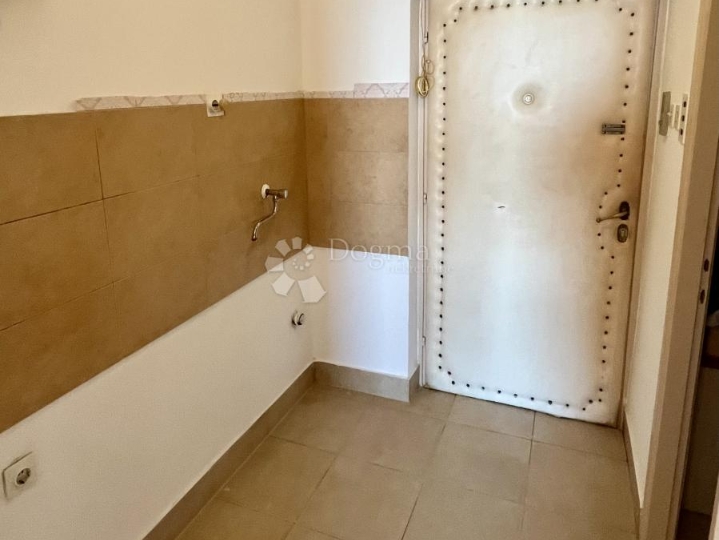 Garsonijera na traženoj lokaciji okupana suncem