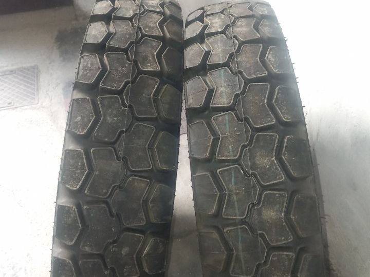2 gume za bager, traktor ili kamion