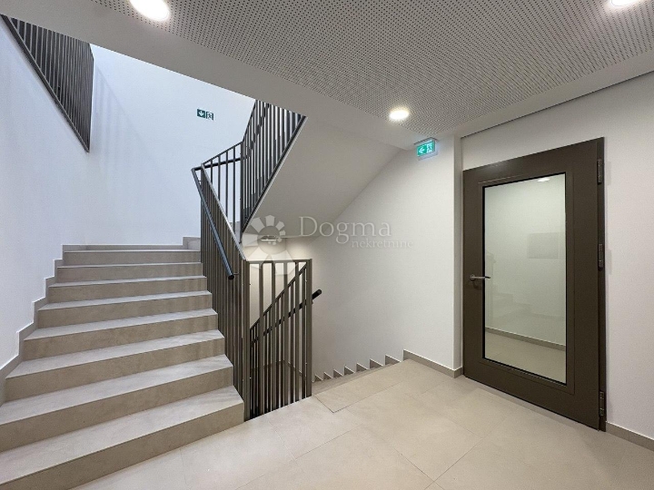 Kantrida, novogradnja s parkirnim mjestom i pogledom