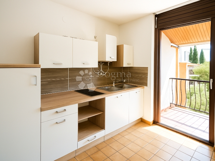 Hitno!! Duga Uvala, apartman s potencijalom, samo 250 m od mora!