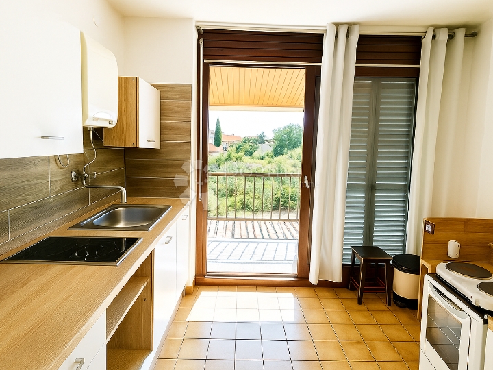 Hitno!! Duga Uvala, apartman s potencijalom, samo 250 m od mora!