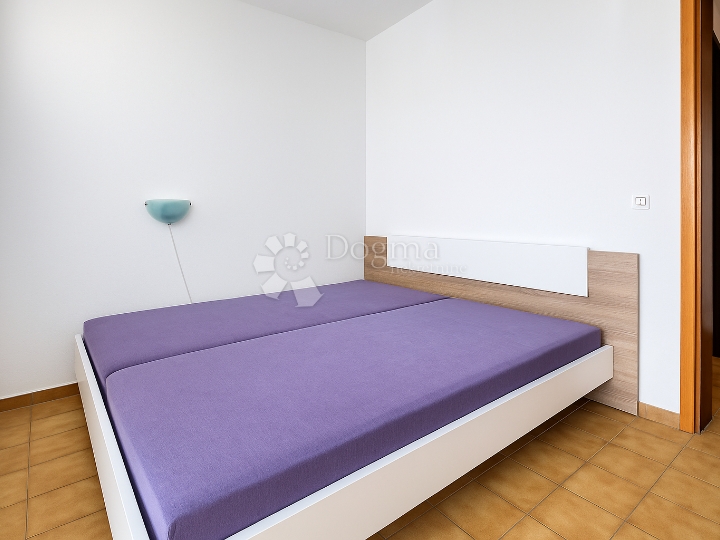 Hitno!! Duga Uvala, apartman s potencijalom, samo 250 m od mora!