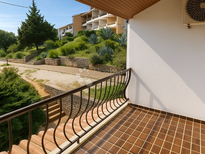 Hitno!! Duga Uvala, apartman s potencijalom, samo 250 m od mora!