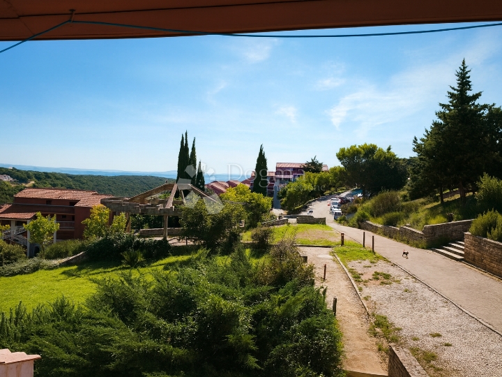 Hitno!! Duga Uvala, apartman s potencijalom, samo 250 m od mora!