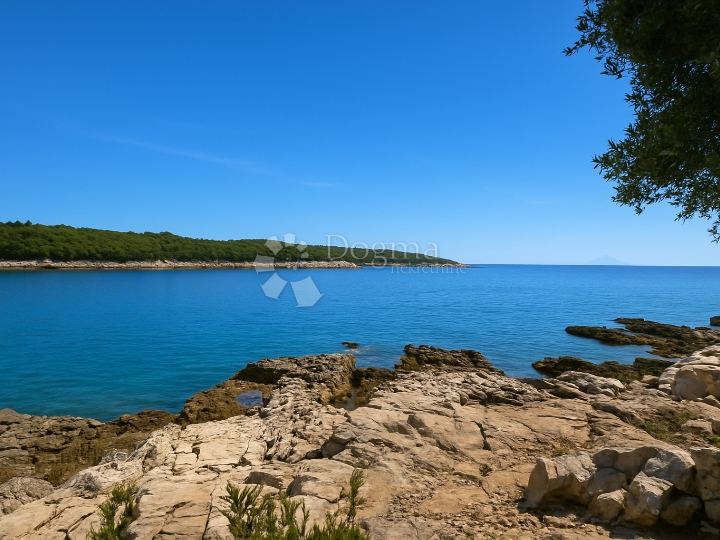 Hitno!! Duga Uvala, apartman s potencijalom, samo 250 m od mora!