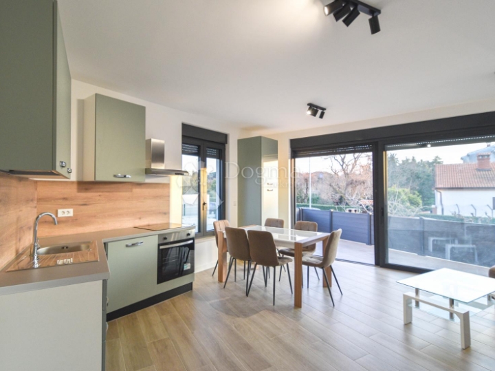 Poreč, 2S stan u prizemlju s terasom, 400 metara do mora