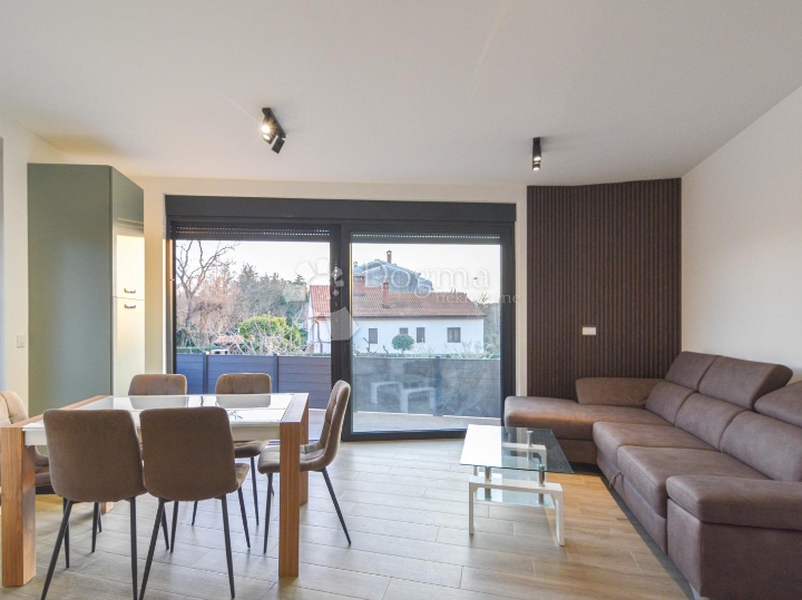 Poreč, 2S stan u prizemlju s terasom, 400 metara do mora