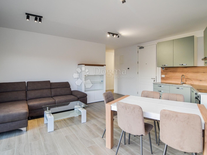 Poreč, 2S stan u prizemlju s terasom, 400 metara do mora