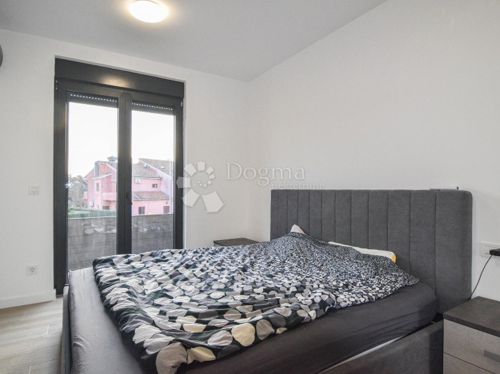 Poreč, 2S stan u prizemlju s terasom, 400 metara do mora