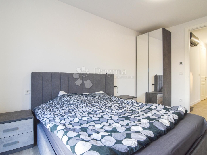 Poreč, 2S stan u prizemlju s terasom, 400 metara do mora