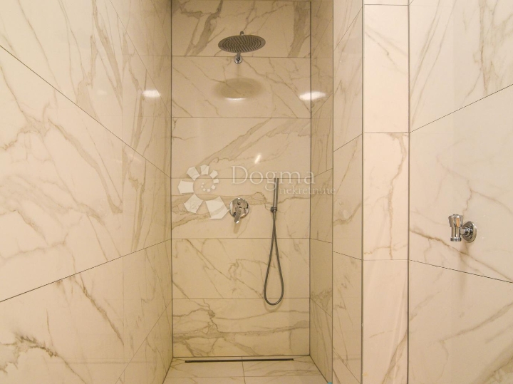 Poreč, 2S stan u prizemlju s terasom, 400 metara do mora