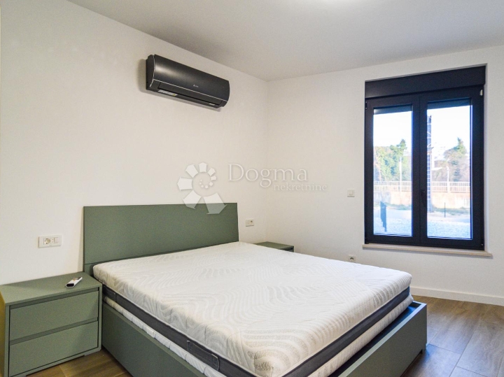 Poreč, 2S stan u prizemlju s terasom, 400 metara do mora