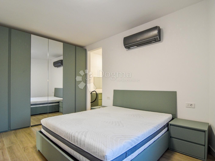 Poreč, 2S stan u prizemlju s terasom, 400 metara do mora