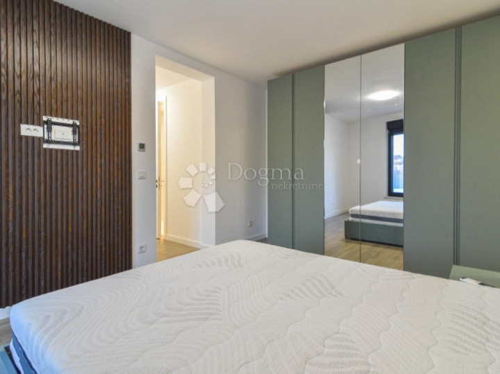 Poreč, 2S stan u prizemlju s terasom, 400 metara do mora