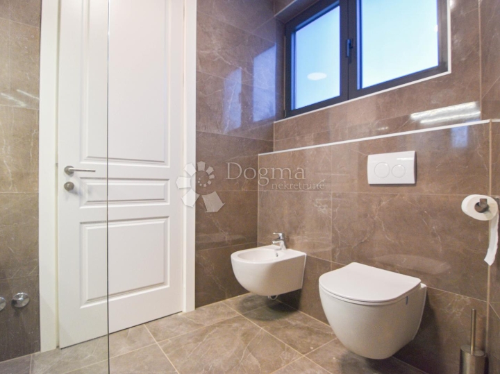 Poreč, 2S stan u prizemlju s terasom, 400 metara do mora