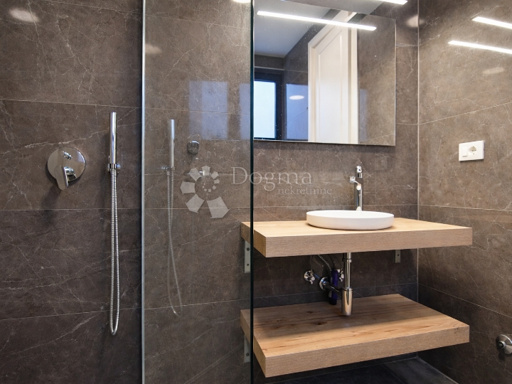 Poreč, 2S stan u prizemlju s terasom, 400 metara do mora