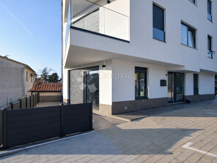 Poreč, 2S stan u prizemlju s terasom, 400 metara do mora