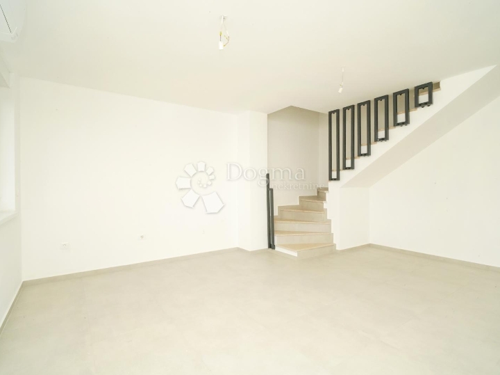 Poreč (okolica) - dvoetažni stan sa 3S i pogledom na more