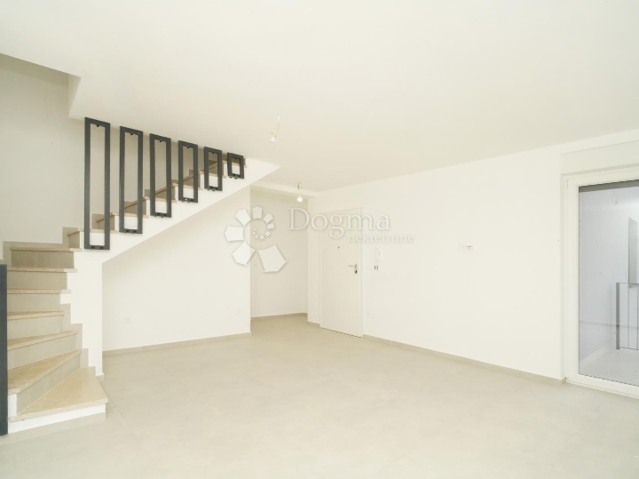 Poreč (okolica) - dvoetažni stan sa 3S i pogledom na more