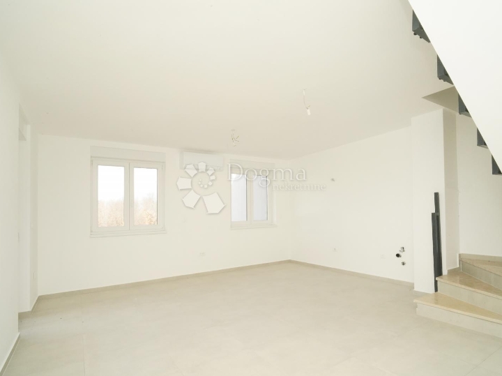 Poreč (okolica) - dvoetažni stan sa 3S i pogledom na more