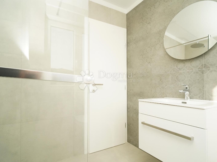 Poreč (okolica) - dvoetažni stan sa 3S i pogledom na more