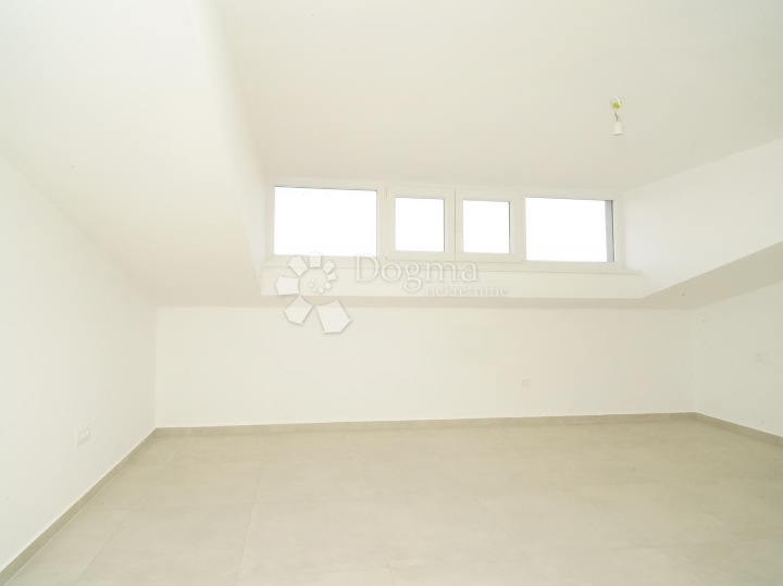 Poreč (okolica) - dvoetažni stan sa 3S i pogledom na more