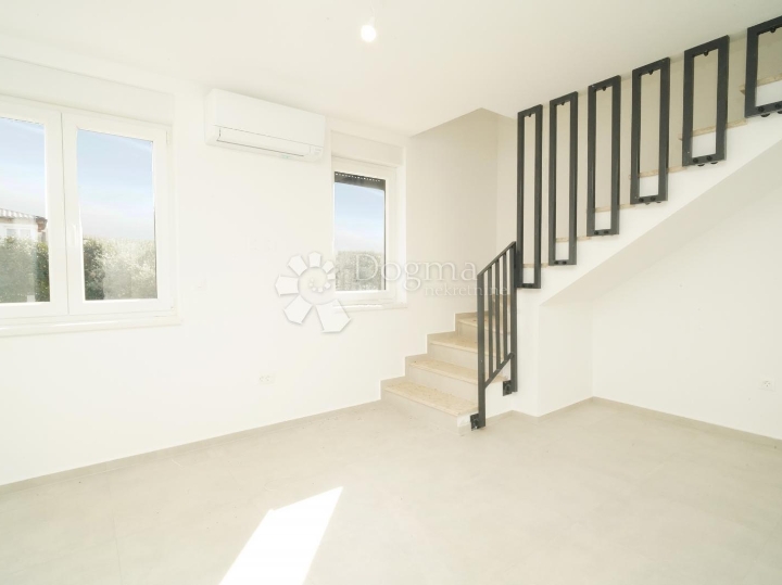 Poreč (okolica) - dvoetažni stan sa 3S i velikom terasom