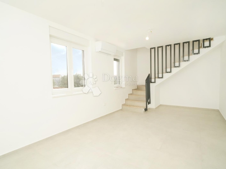 Poreč (okolica) - dvoetažni stan sa 3S i velikom terasom