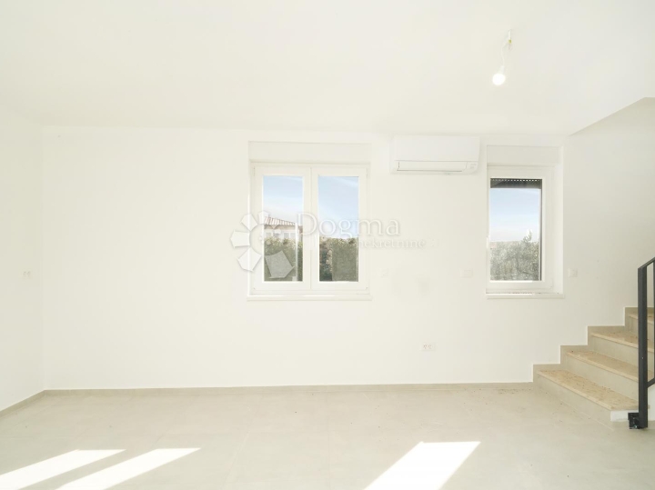 Poreč (okolica) - dvoetažni stan sa 3S i velikom terasom