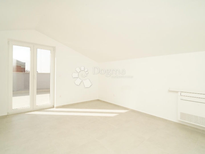 Poreč (okolica) - dvoetažni stan sa 3S i velikom terasom