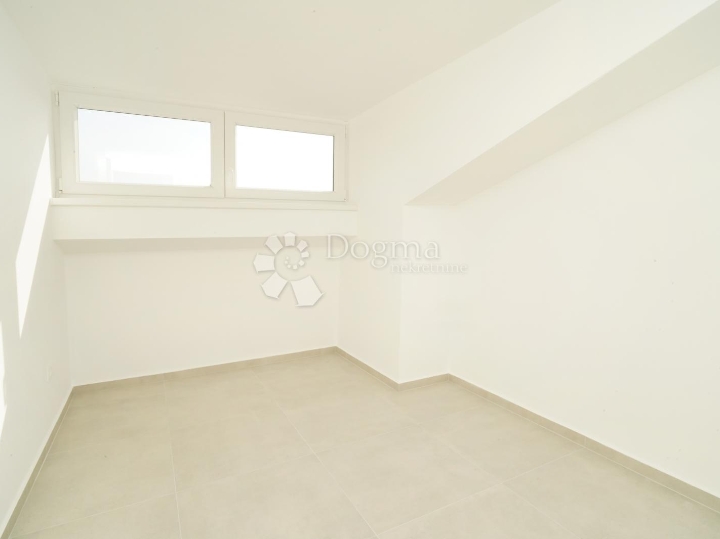 Poreč (okolica) - dvoetažni stan sa 3S i velikom terasom