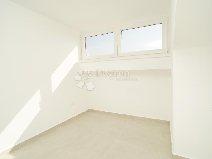 Poreč (okolica) - dvoetažni stan sa 3S i velikom terasom