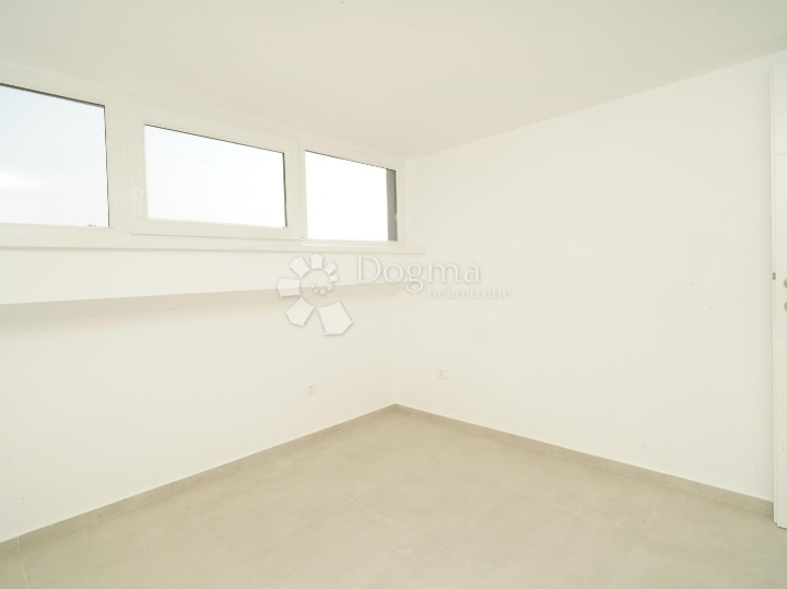 Poreč (okolica) - dvoetažni stan sa 3S i velikom terasom