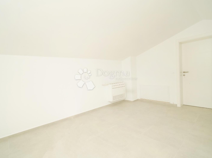 Poreč (okolica) - dvoetažni stan sa 3S i velikom terasom